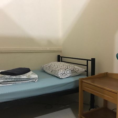 Backpacker'S Bed - No Parking Space Abu Dhabi Bagian luar foto