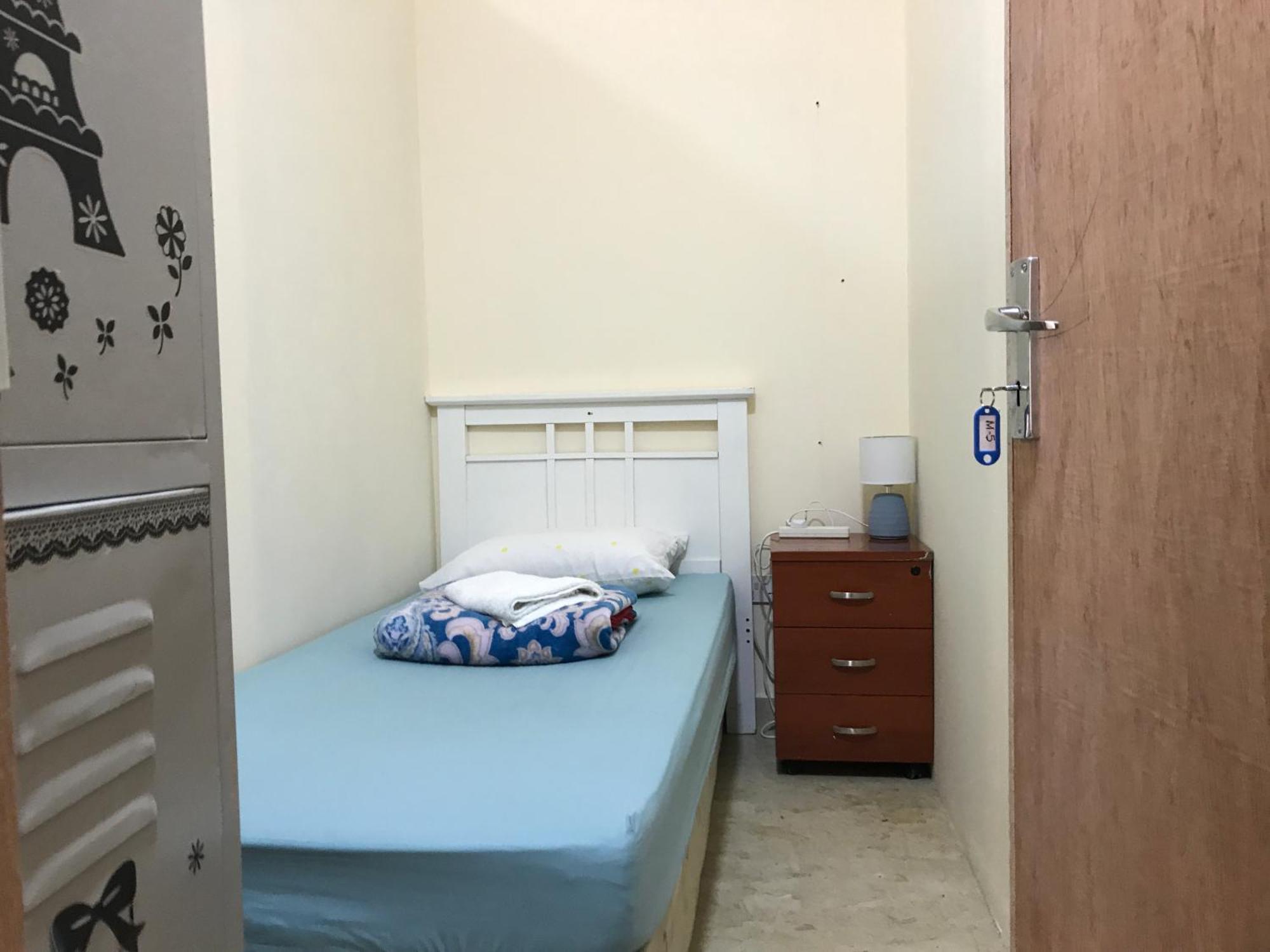 Backpacker'S Bed - No Parking Space Abu Dhabi Bagian luar foto