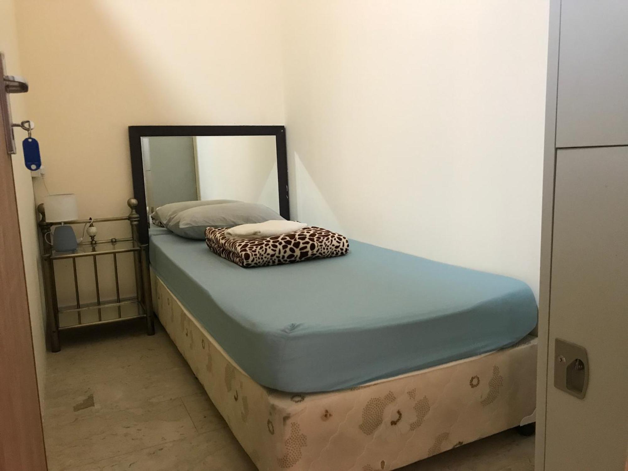 Backpacker'S Bed - No Parking Space Abu Dhabi Bagian luar foto
