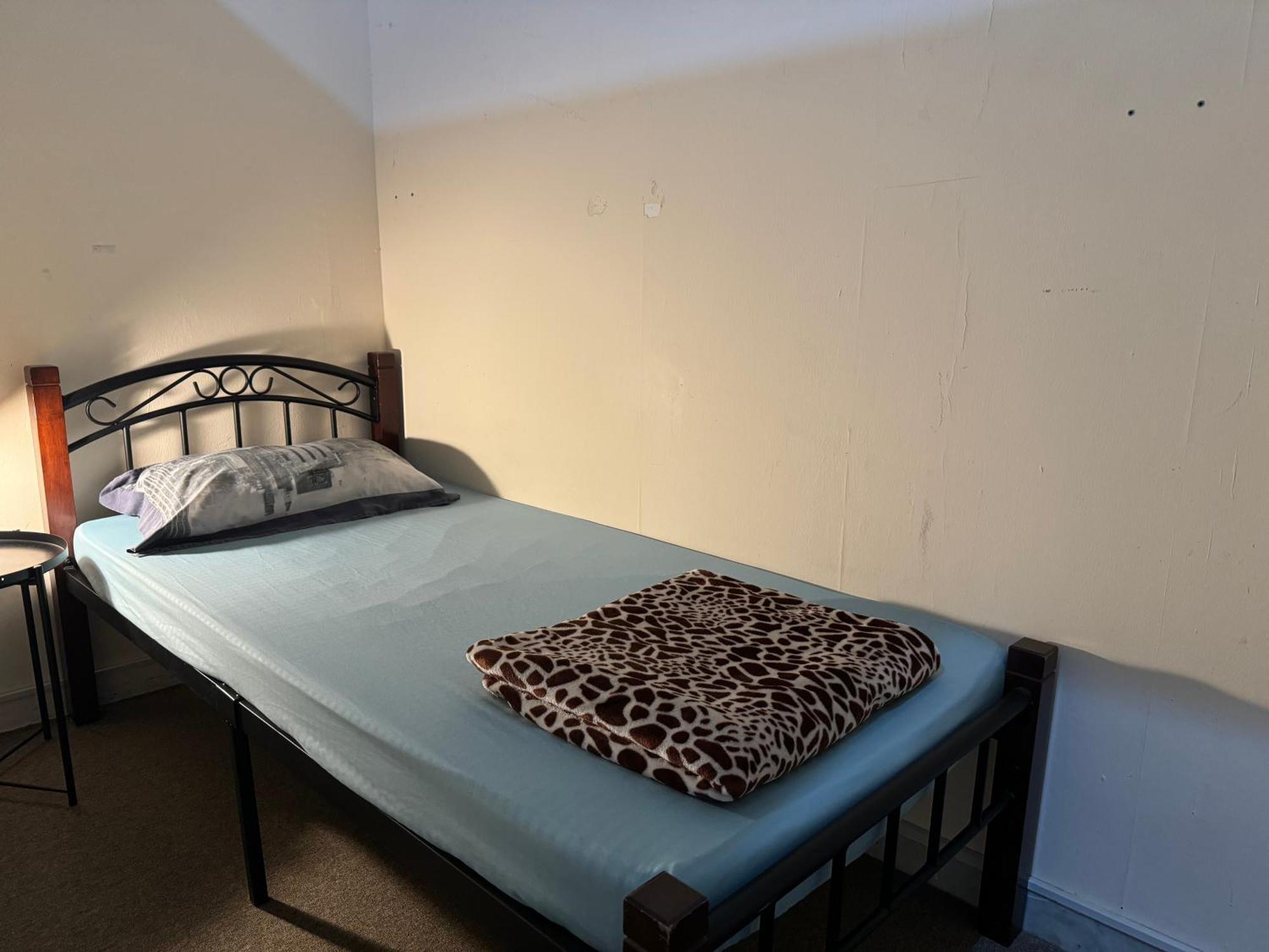 Backpacker'S Bed - No Parking Space Abu Dhabi Bagian luar foto