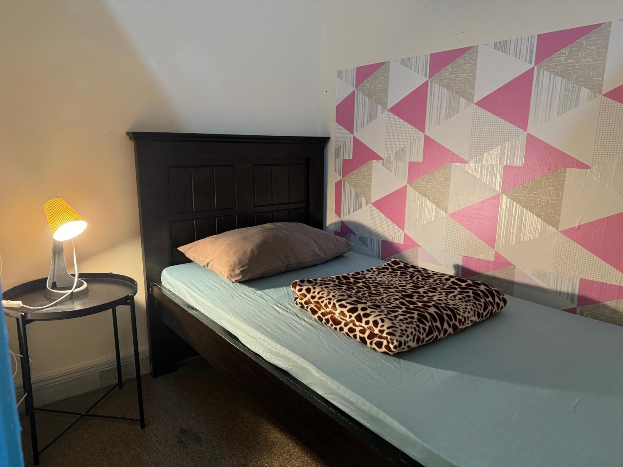 Backpacker'S Bed - No Parking Space Abu Dhabi Bagian luar foto