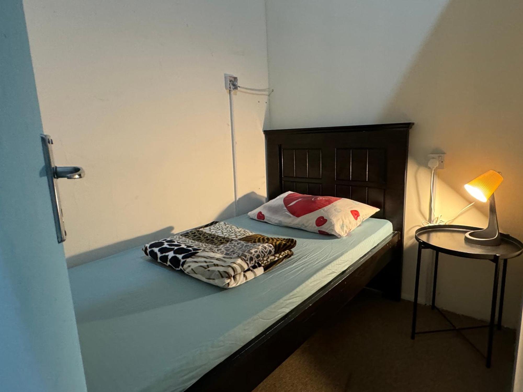 Backpacker'S Bed - No Parking Space Abu Dhabi Bagian luar foto