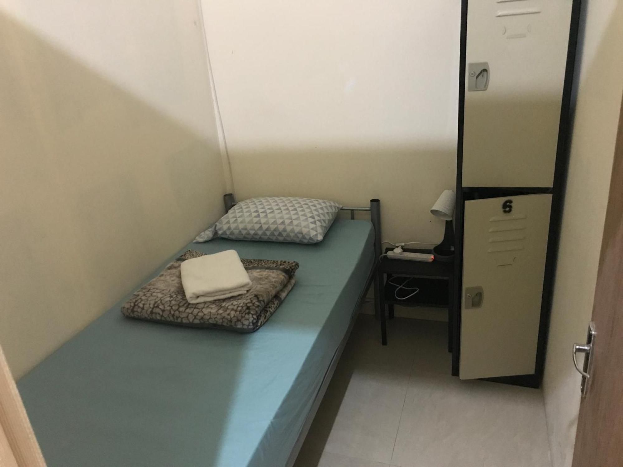 Backpacker'S Bed - No Parking Space Abu Dhabi Bagian luar foto