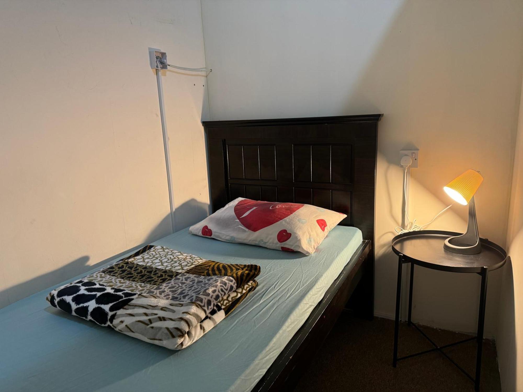 Backpacker'S Bed - No Parking Space Abu Dhabi Bagian luar foto